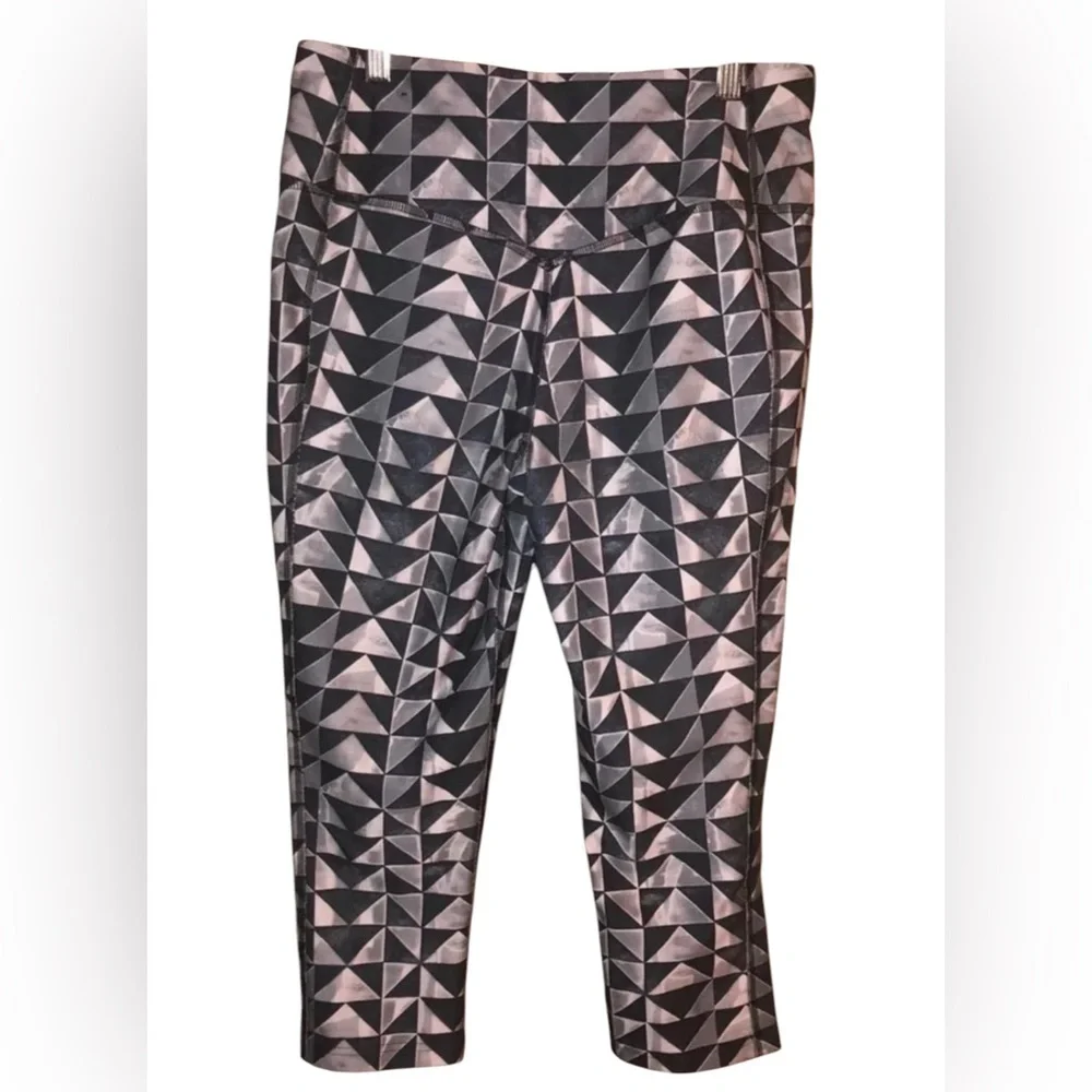 Nike One Capris in Geometric Gray Pattern; Size Medium